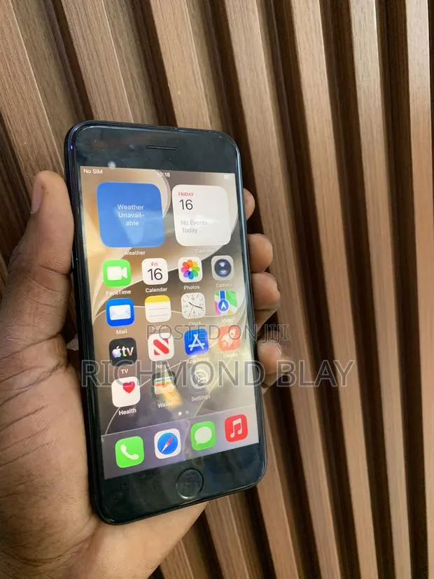 Apple iPhone SE (2022) 64 GB Black · Photo 1