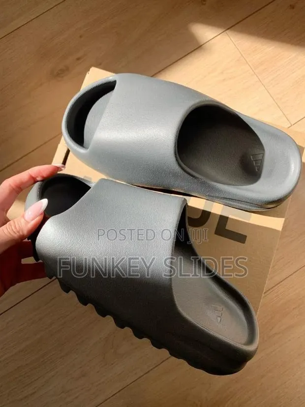 Yeezy Slides · Photo 1
