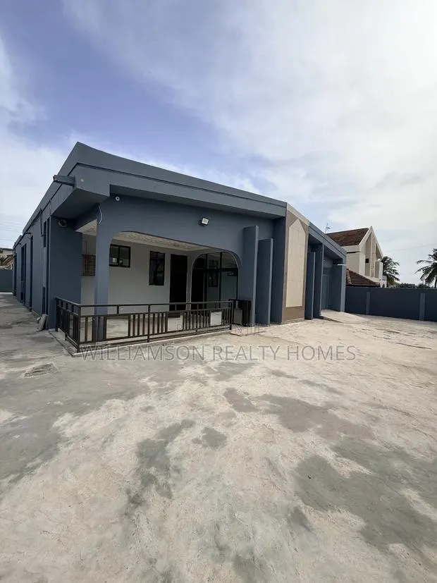 5bdrm House in Community 18 Area, Spintex for rent · Photo 1