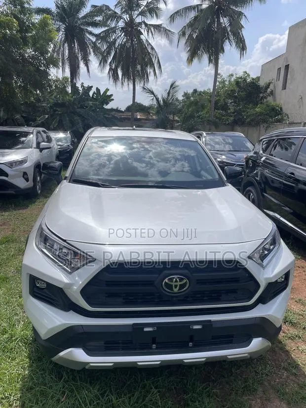 Toyota RAV4 2023 White · Photo 1