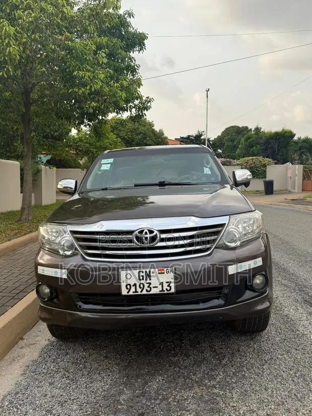Toyota Fortuner 2013 Brown · Photo 1