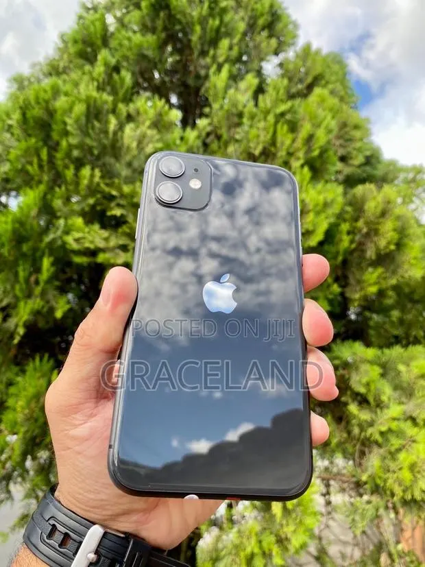 Apple iPhone 11 64 GB Black · Photo 1