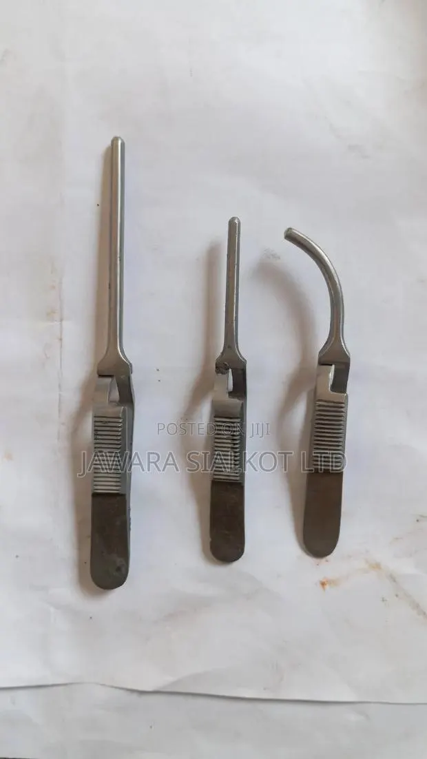 Debakey Straight and Curved Cross Action Bulldog Clamp · Photo 1