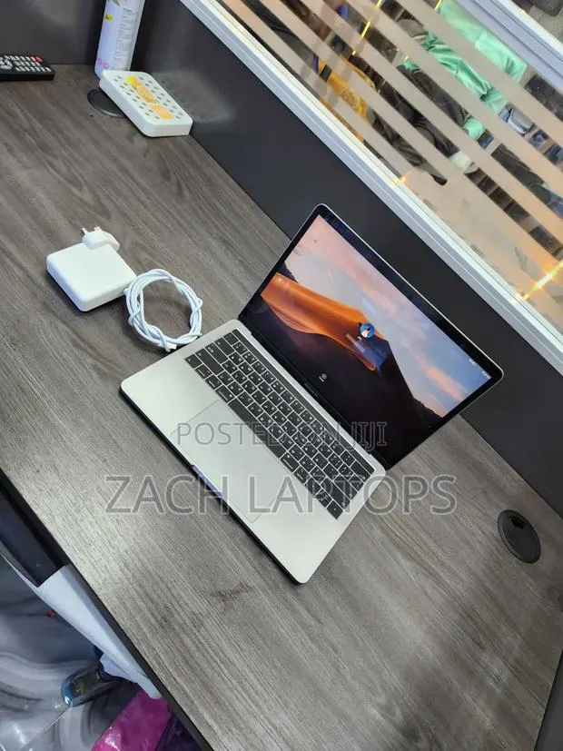 Laptop Apple MacBook Pro 2018 8GB Intel Core i5 SSD 256GB · Photo 1