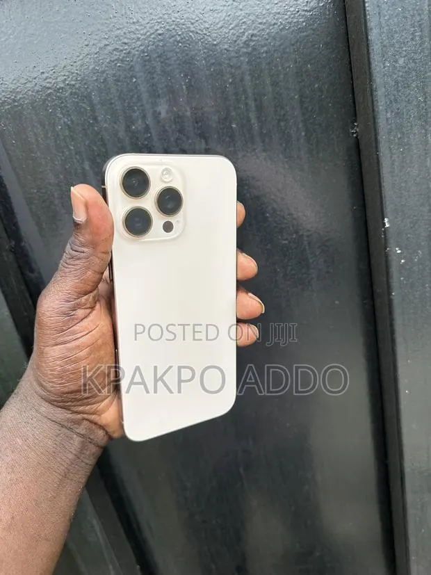 Apple iPhone 16 Pro Max 256 GB Gold · Photo 1