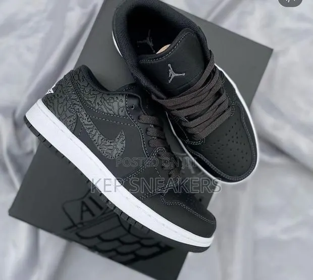 Air Jordan 1 Low “Black White” · Photo 1