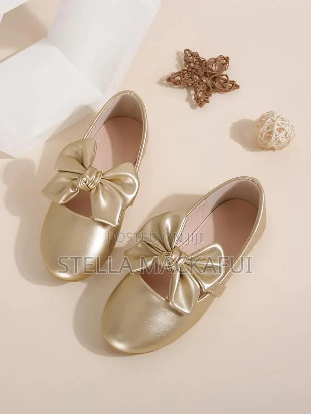 Gold Shoes for Girls in Sizes 31 and 36 Only · Photo 4