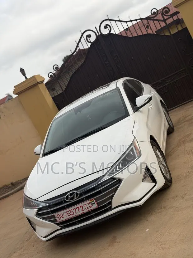Hyundai Elantra 2019 White · Photo 1