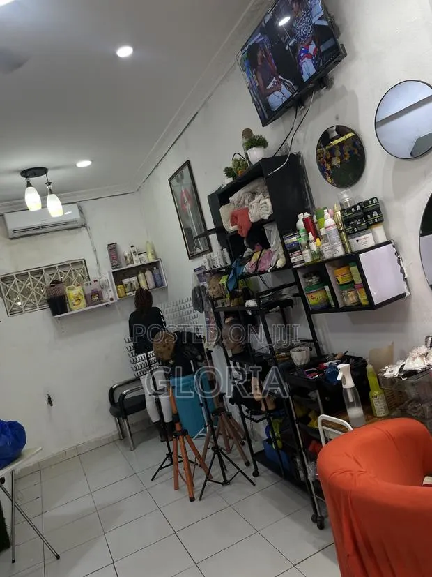 Salon for Sale · Photo 1