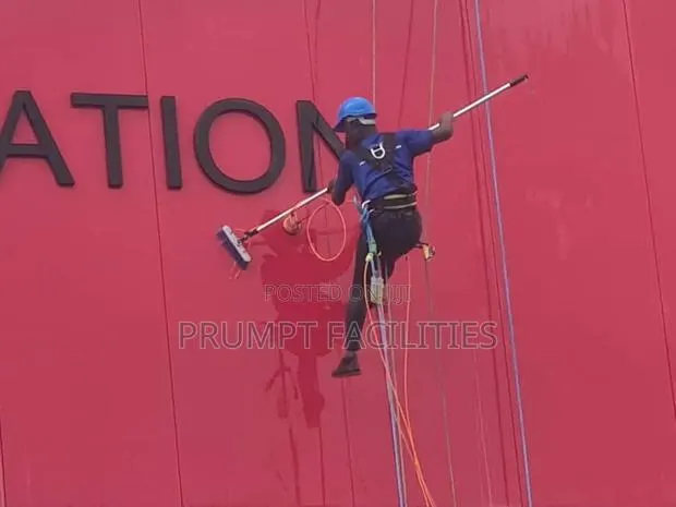 Glass and Alucubond Building Cleaning · Photo 1
