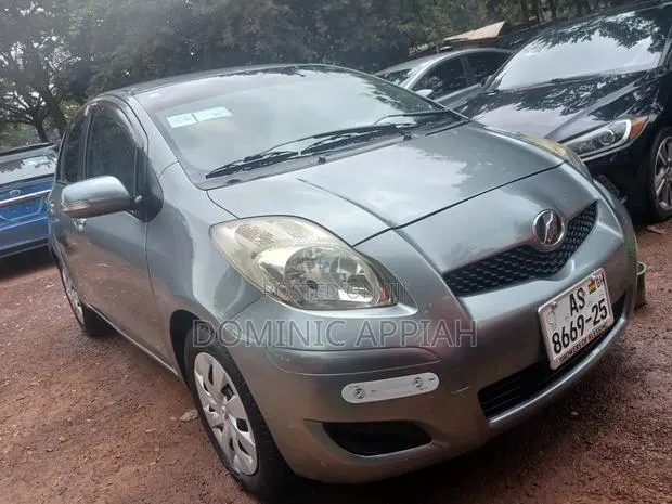 Toyota Vitz 1.3 AWD 5dr 2012 Gray · Photo 1