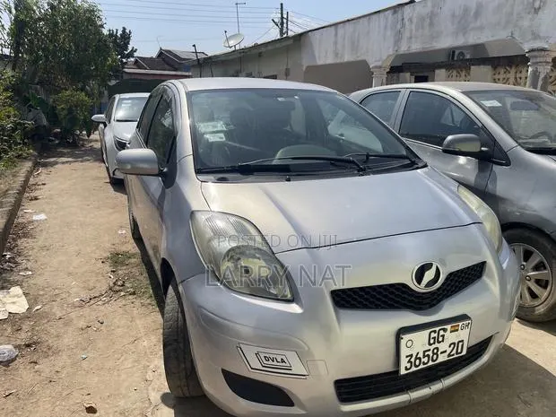 Toyota Vitz 1.0 FWD 3dr 2010 Silver · Photo 1