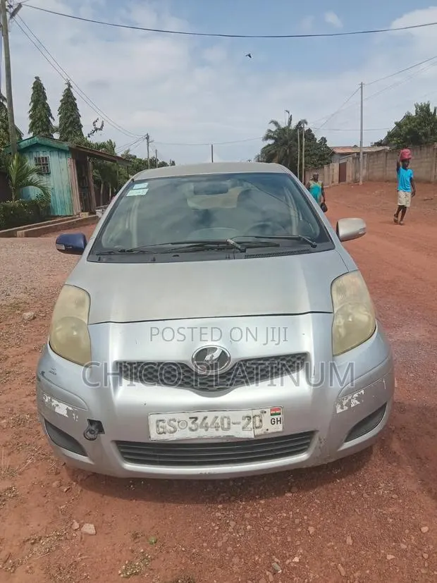 Toyota Vitz 1.0 FWD 5dr 2010 Silver · Photo 1