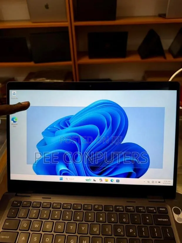 Laptop Dell Latitude 5300 2-in-1 8GB Intel Core i5 SSD 256GB · Photo 2