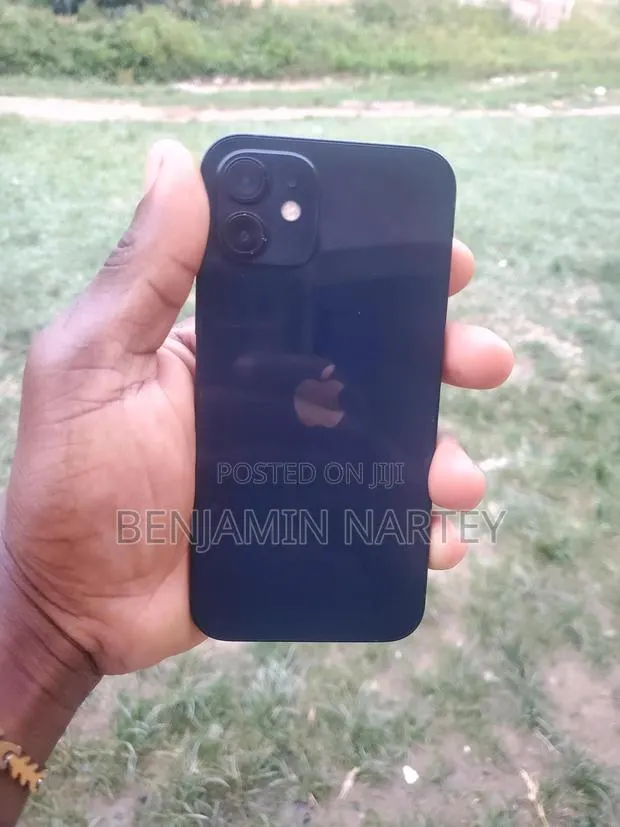 Apple iPhone 12 64 GB Black · Photo 1
