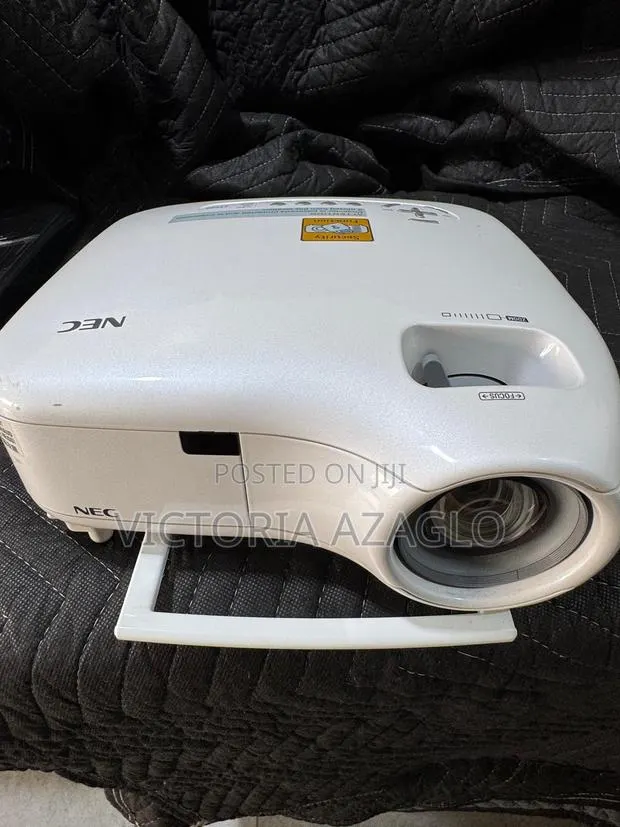 NEC LT280 LCD Projector - Portable and Effective · Photo 1