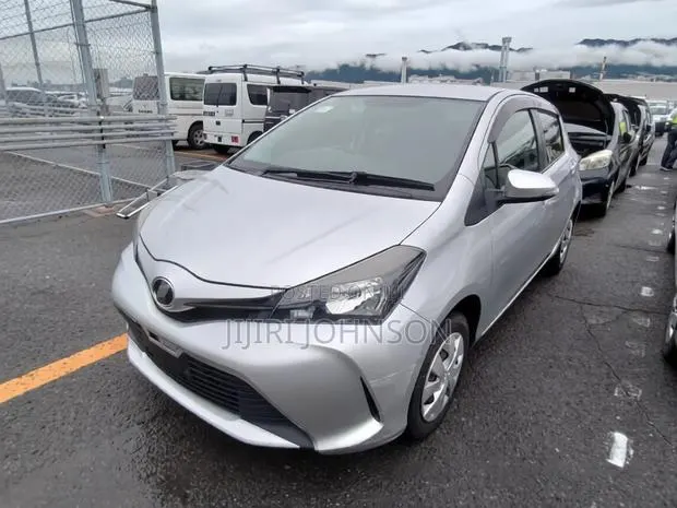 Toyota Vitz 2016 Silver · Photo 1