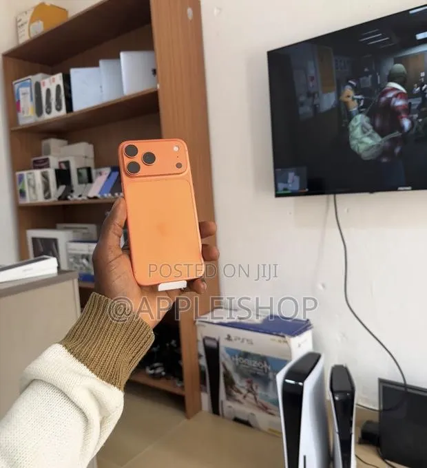 Apple iPhone 17 Pro Max 512 GB Orange · Photo 2