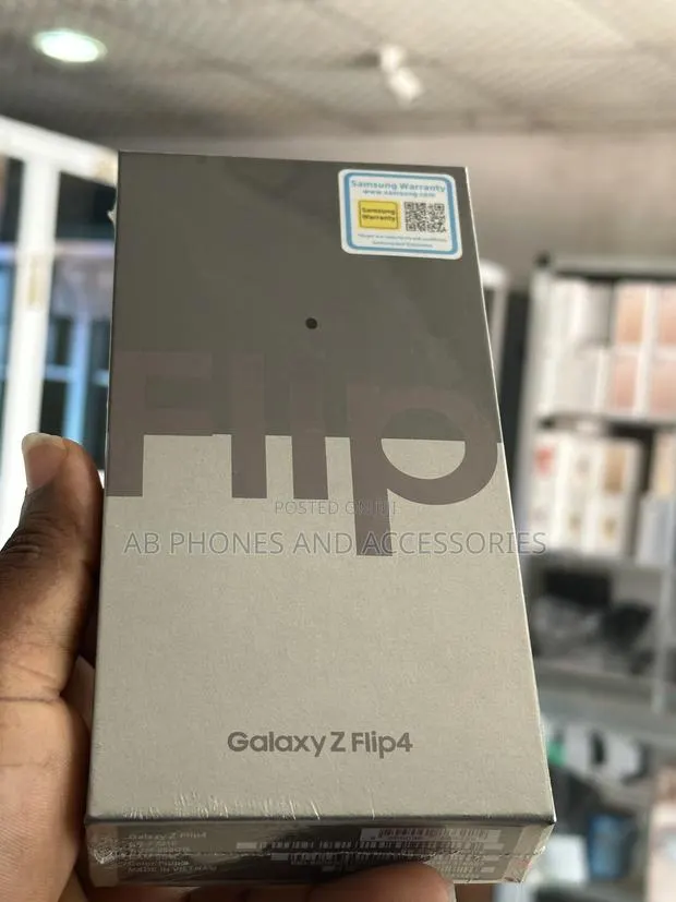 New Samsung Galaxy Z Flip4 256 GB Gold · Photo 1