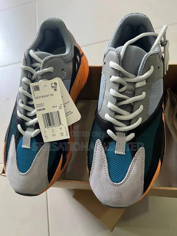 Adidas Yeezy Boost 700 · Photo 1