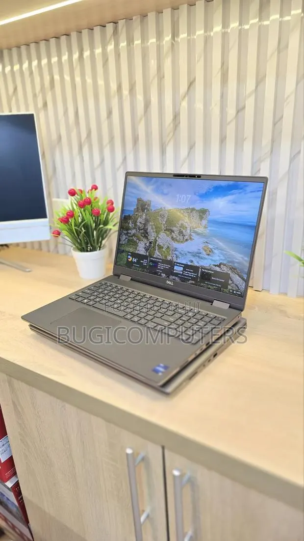 Laptop Dell Precision 7670 32GB Intel Core i9 SSD 1T · Photo 1