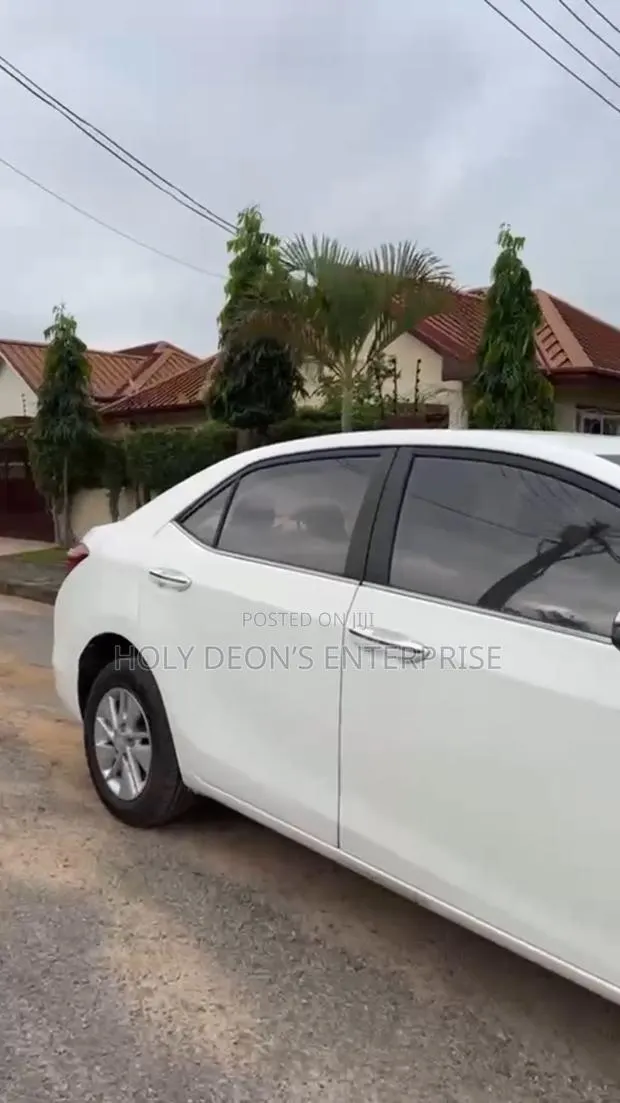 Toyota Corolla LE 4dr Sedan (1.8L 4cyl CVT) 2017 White · Photo 1