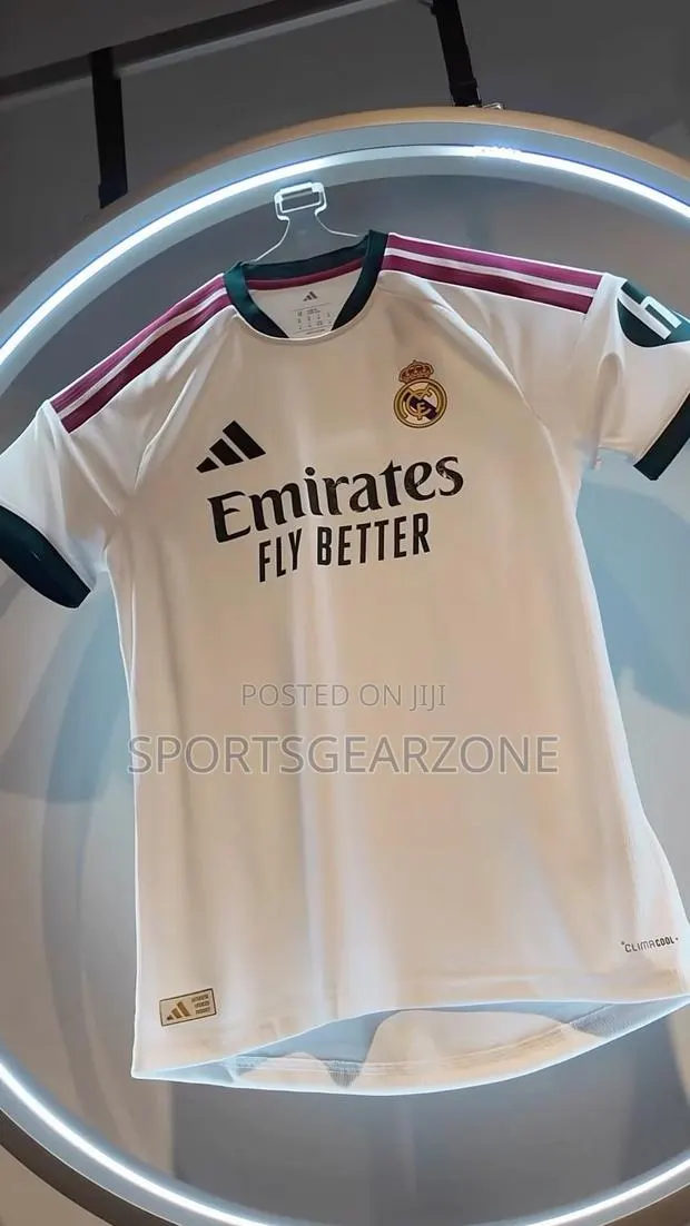 Real Madrid Home Kit · Photo 1