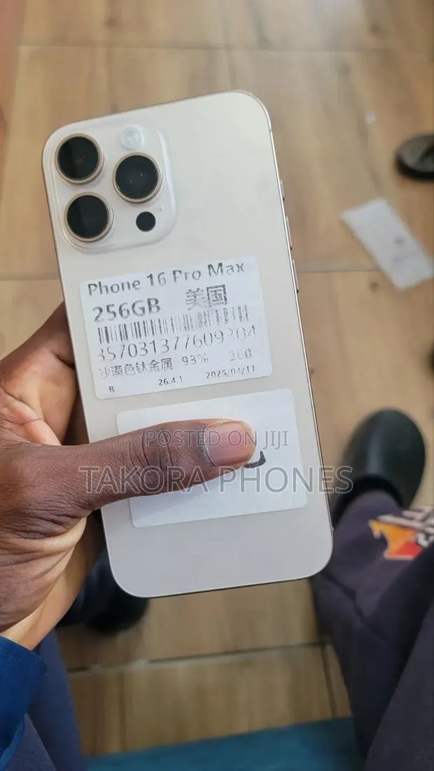 Apple iPhone 16 Pro Max 256 GB Gold · Photo 1