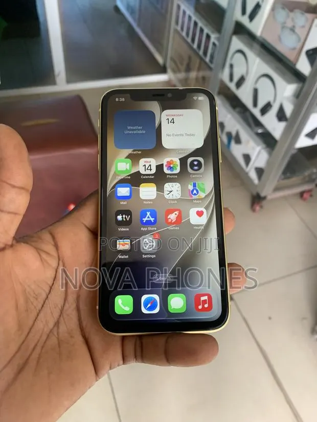Apple iPhone 11 128 GB Yellow · Photo 1