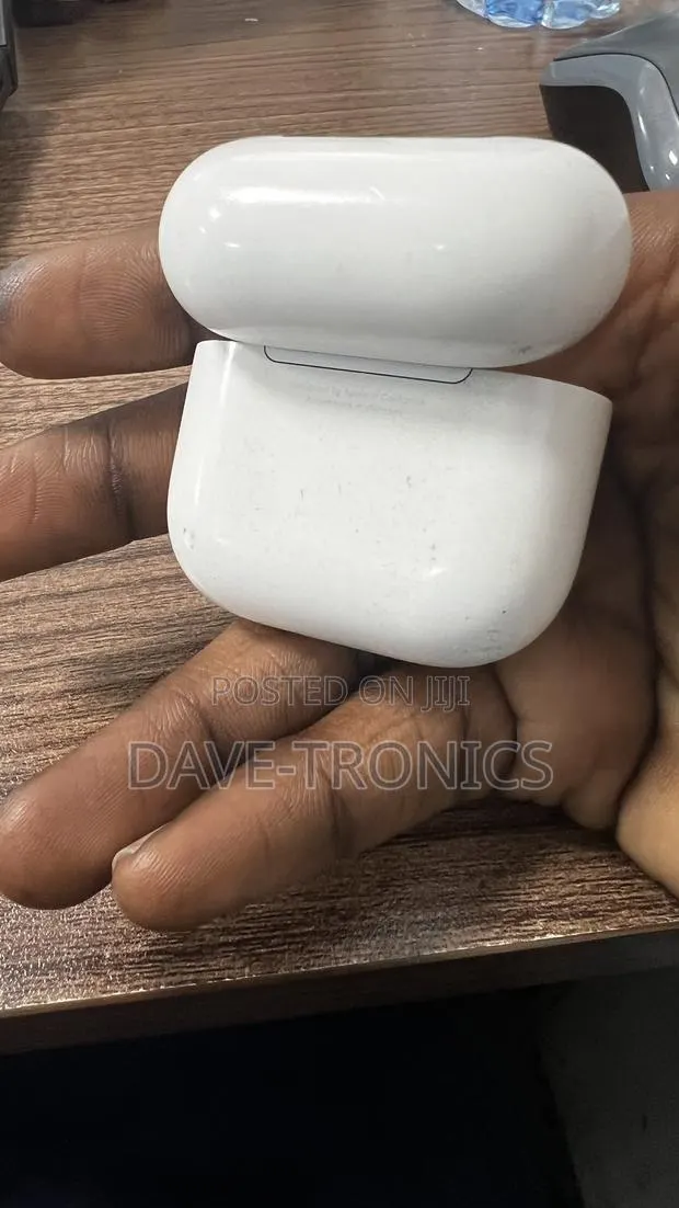 Airpod 4 Charging Case · Photo 1