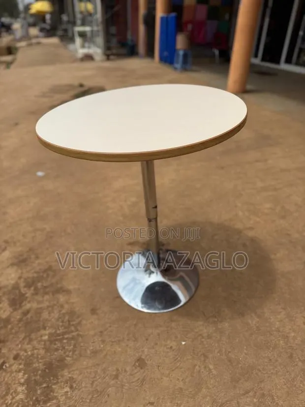 Round White Table · Photo 1