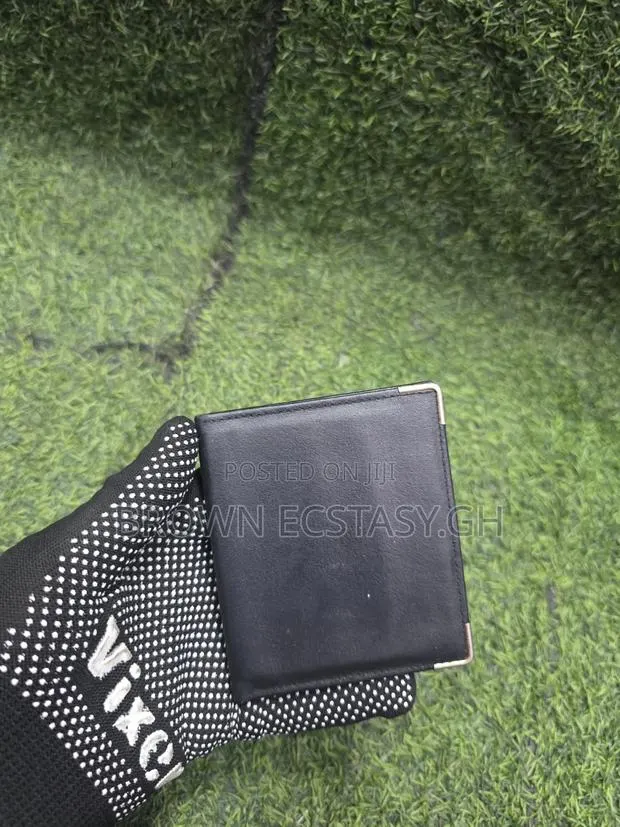Cards Wallet (Uk Used) · Photo 1