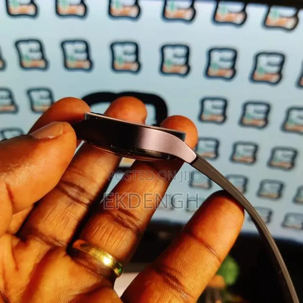 Samsung Galaxy Watch 6 LTE 40mm Black + Case and Screen Protector · Photo 4