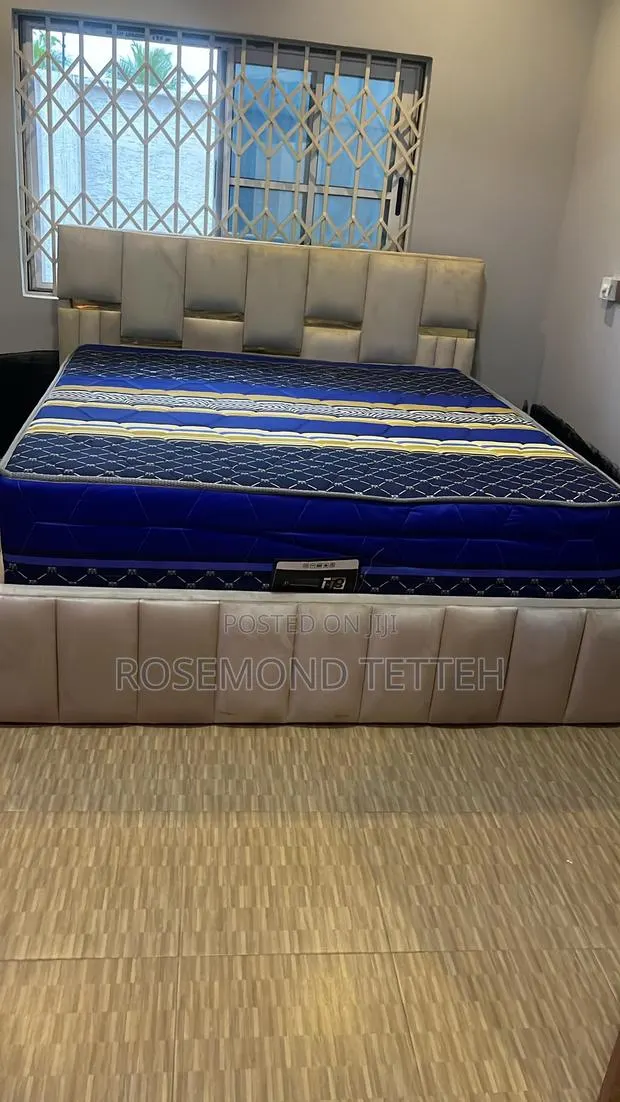 Queen-Size Gold-Patterned Fiber Mattress · Photo 1