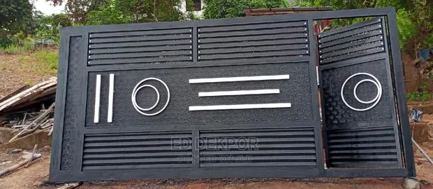 Silver Metal Gate · Photo 1