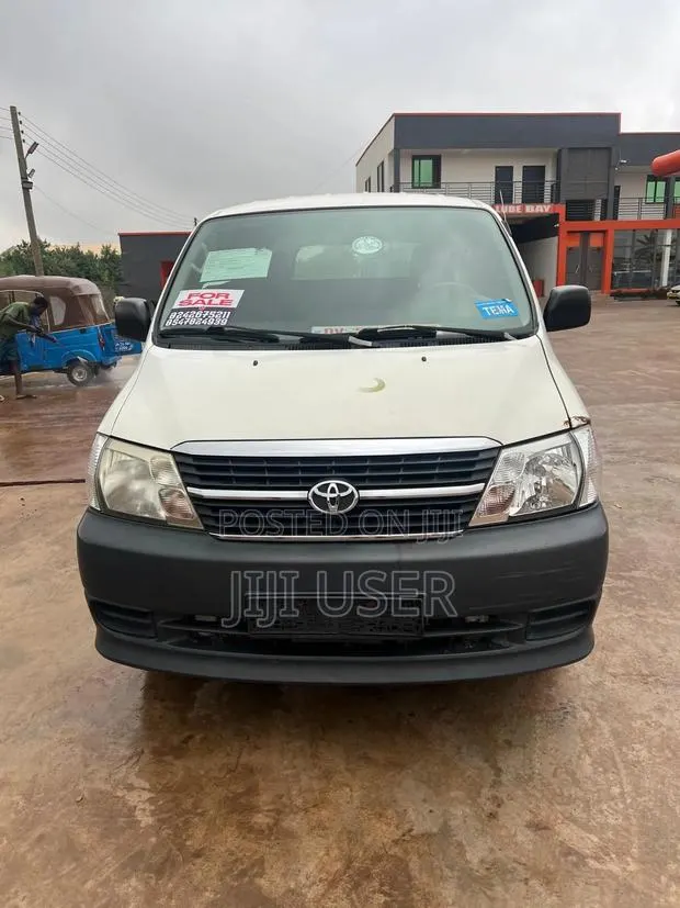 Toyota HiAce 2012 White · Photo 1
