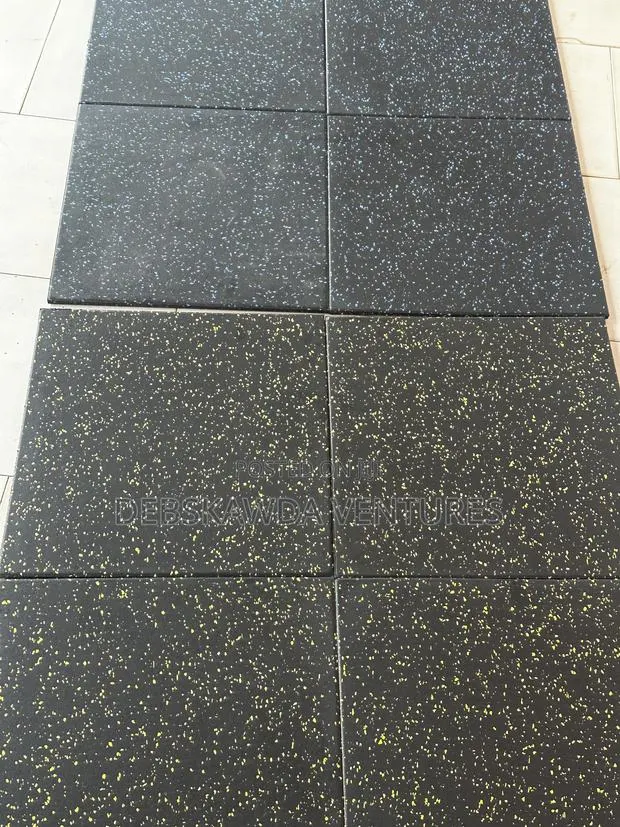 Thick Gym Floor Mat 100CM Square · Photo 1