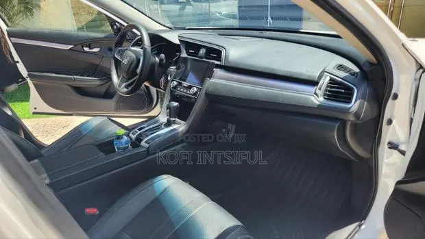 Honda Civic Touring Sedan 2018 White · Photo 1