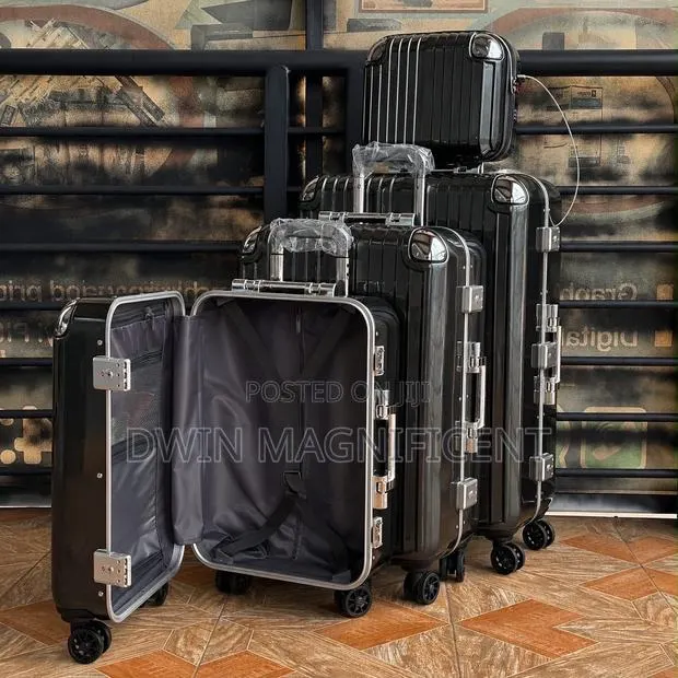 Premium Set of Suitcases · Photo 1