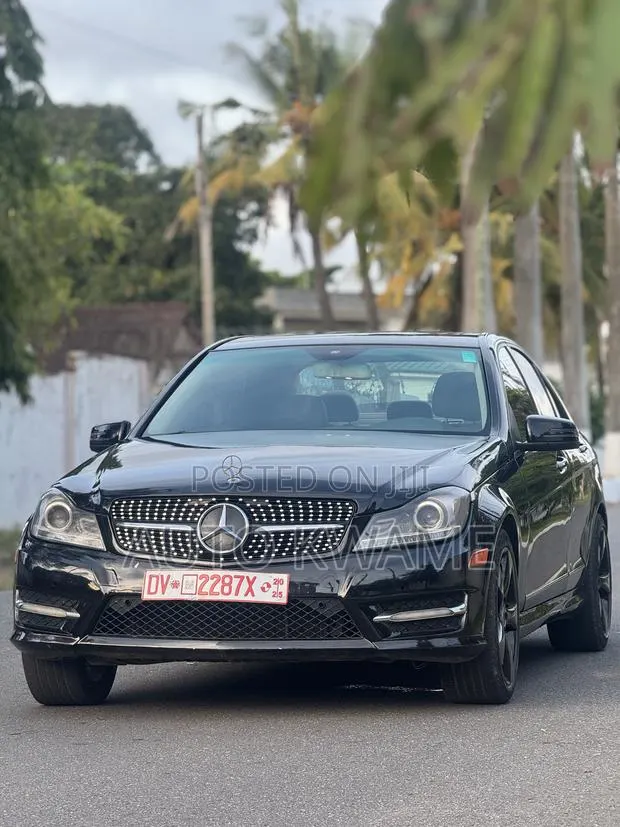 Mercedes-Benz C300 Luxury 4Matic Sedan AWD (3.0L 6cyl 7A) 2012 Black · Photo 1