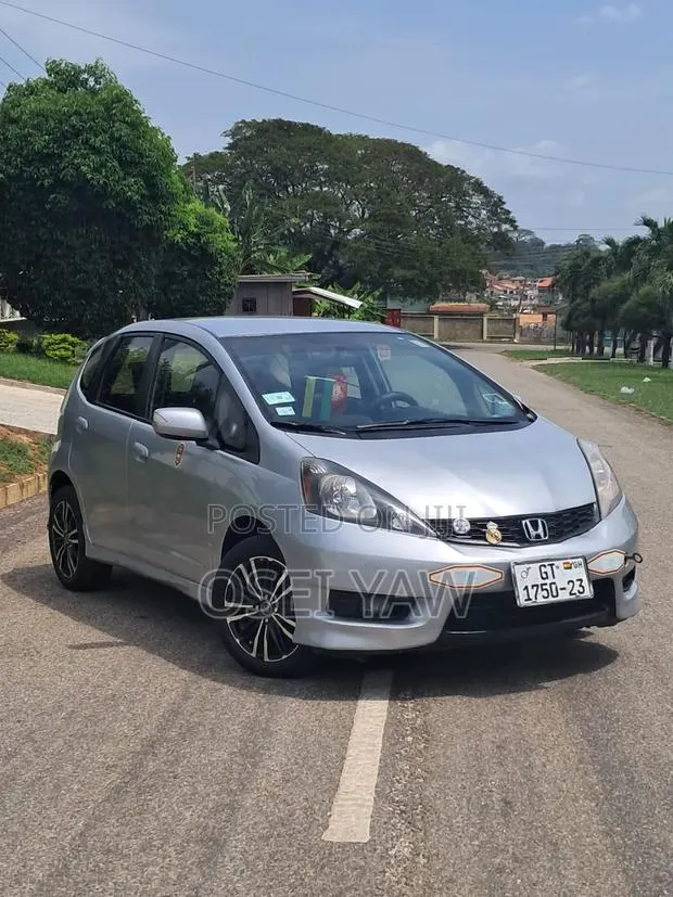 Honda Fit 2013 Silver · Photo 1