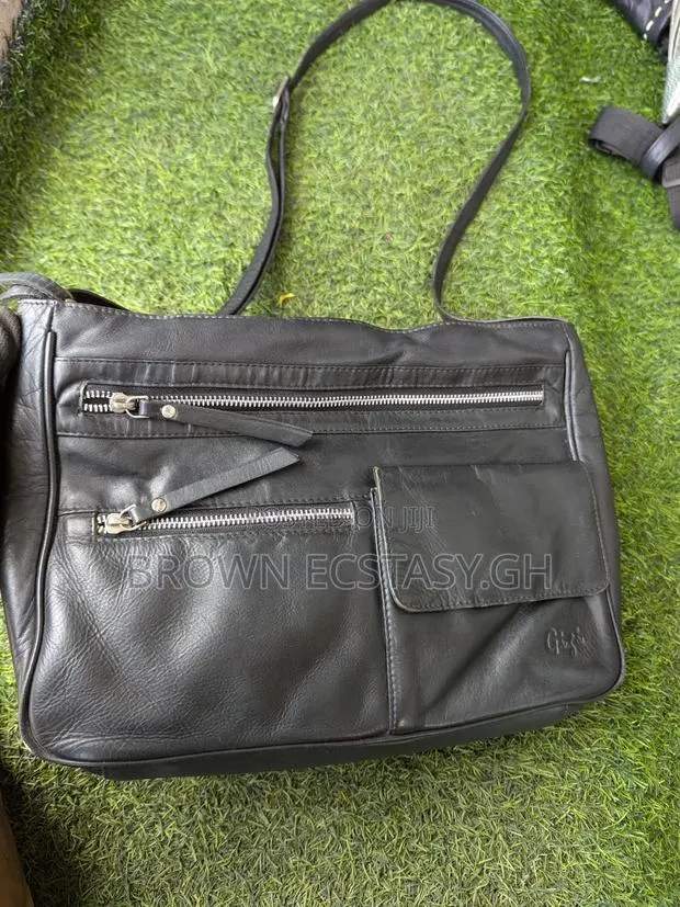 Gigi UK Used Crossbody Bag · Photo 1