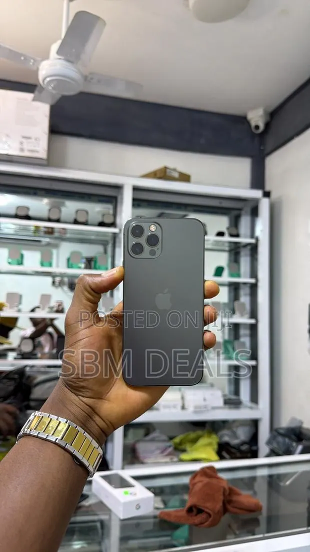 Apple iPhone 12 Pro 128 GB Black · Photo 1