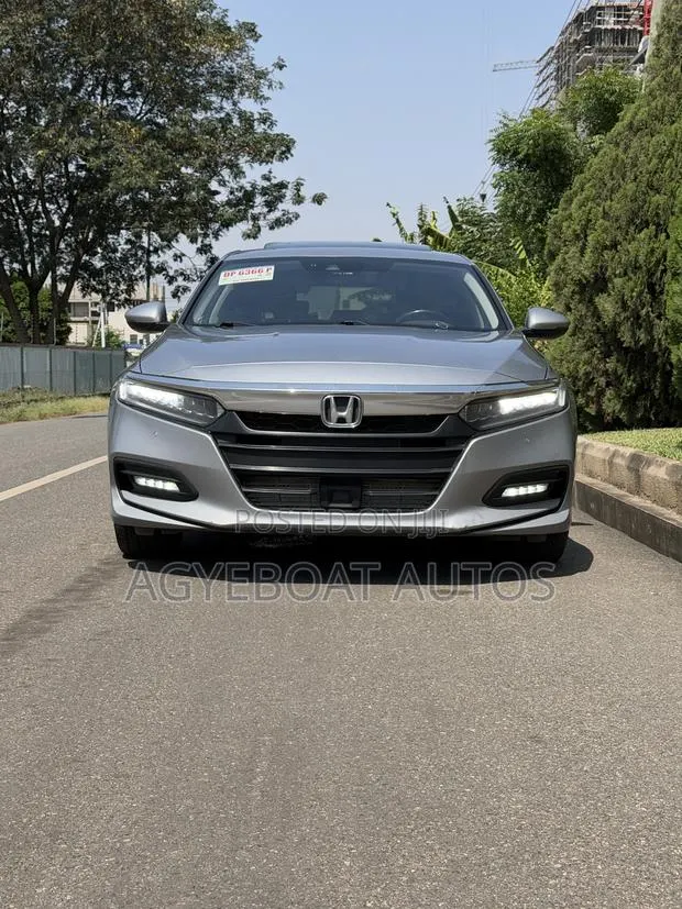Honda Accord 2020 Silver · Photo 1