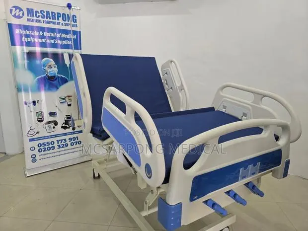 Hospital Three (3) Crank Bed With Complete Accessories · Photo 1