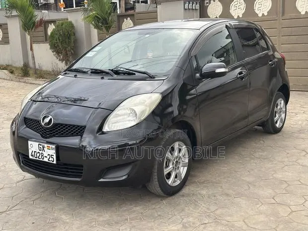 Toyota Vitz 1.3 AWD 5dr 2010 Black · Photo 1