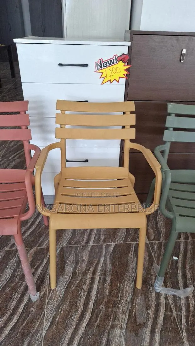 Plastic Chair No.6 · Photo 1