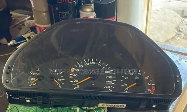 Mercedes-Benz C-Class Speedometer · Photo 1