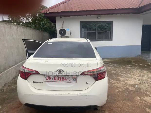 Toyota Corolla LE 4dr Sedan (1.8L 4cyl CVT) 2016 White · Photo 1