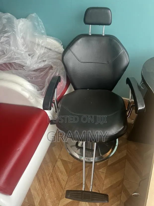 Barbing Chair Fairly Used · Photo 1